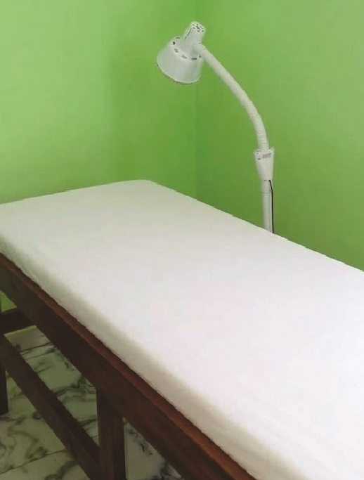 Salle de soins avec table de massage
